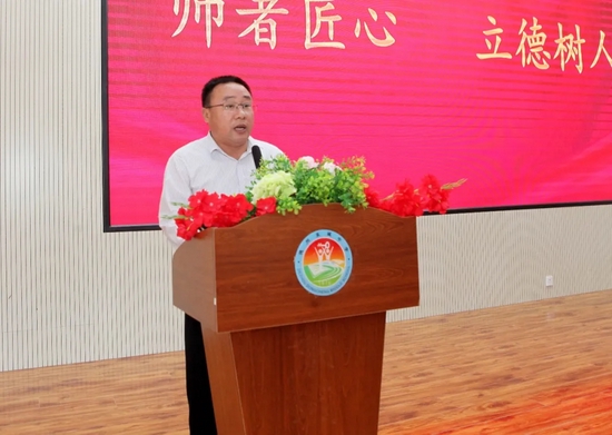 东城中学校长舒玉兵对义诊专家表示感谢