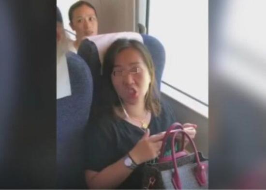 “霸座女”視頻截圖