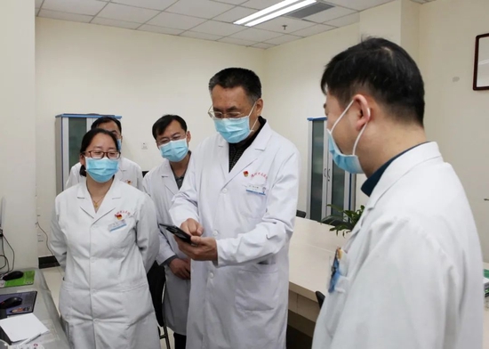 德州市立医院党委书记、院长段立新（中）现场调研随访工作情况。