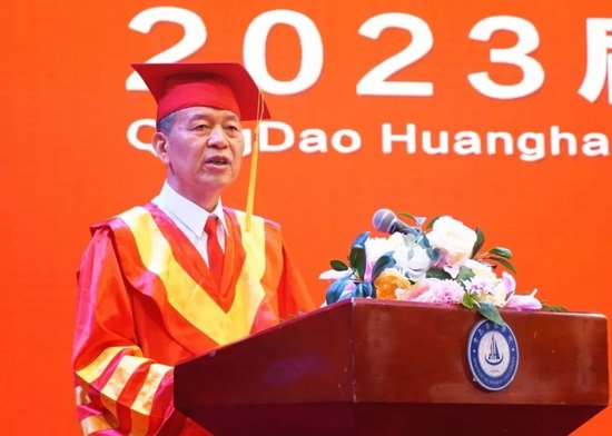 王渊明校长出席毕业典礼并讲话