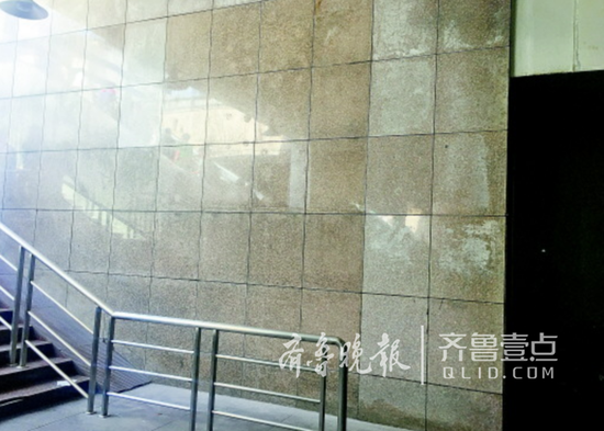 濟(jì)南火車站出站口破損廣告被清理。