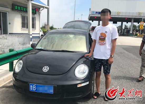 民警查实,驾驶顺风车的张某属无证驾驶
