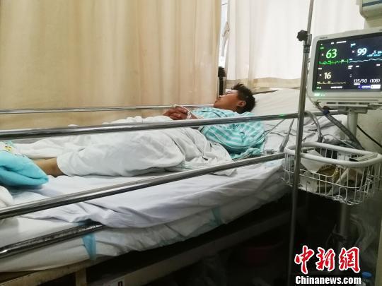圖為“殺魚弟”孟凡森在醫院接受治療。 郝學娟 攝