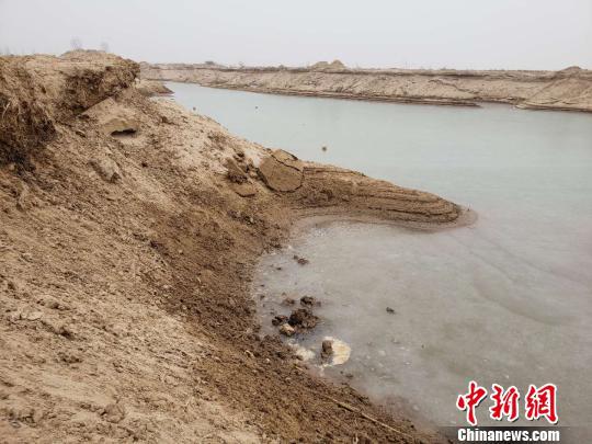 图为黄河河道内非法挖沙后留下的坑塘。齐永 摄