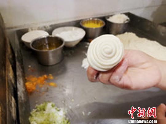 图为制作好的饼胚。