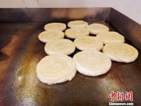 卢利华介绍说,济南油旋在清朝时便有记载,经过四代传承,已有百余年历史。