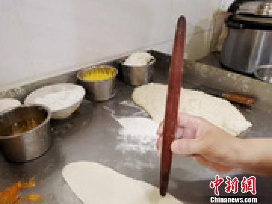 图为卢利华学艺开始便使用的擀面杖。