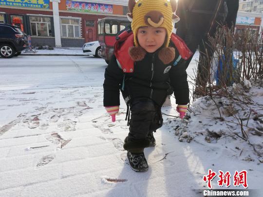 “中国最冷小镇”迎来春节后首场降雪。（冯宏伟/摄）