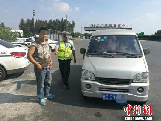 鐵某持假行車證被查(資料圖)。襄陽高警大隊(duì)提供