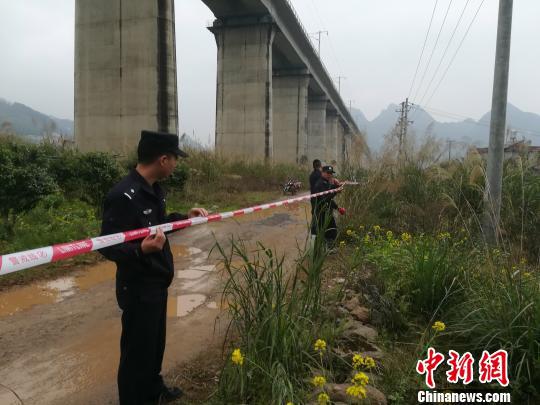 崩塌山体附近的高铁沿线拉起的警戒线。 钟欣 摄