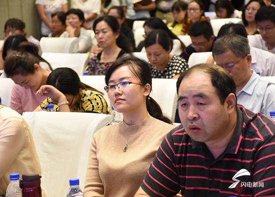 參會(huì)的各界代表認(rèn)真聆聽(tīng)專(zhuān)家演講 現(xiàn)場(chǎng)座無(wú)虛席