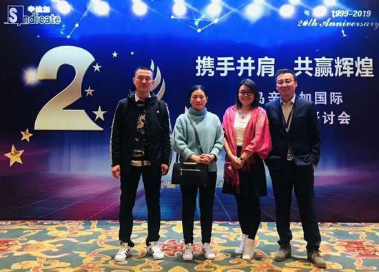 (左一、左二為李洪偉夫婦)