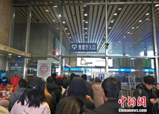 ↑資料圖:擁擠的售票廳入口。姚露 攝