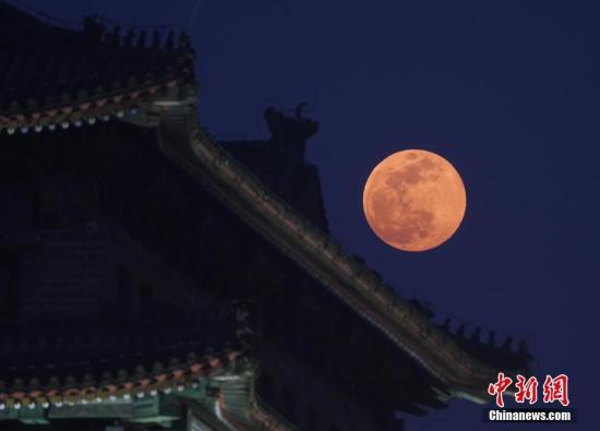 資料圖:超級月亮在北京上空。