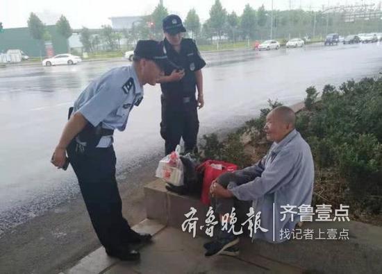 民警在路边找到了任性离家出走的老汉。