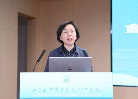 党委委员、总会计师王英就运营管理、成本控制及医保改革等方面提出针对性建议