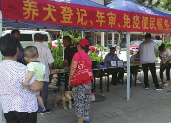 民警上门为辖区居民办理狗证