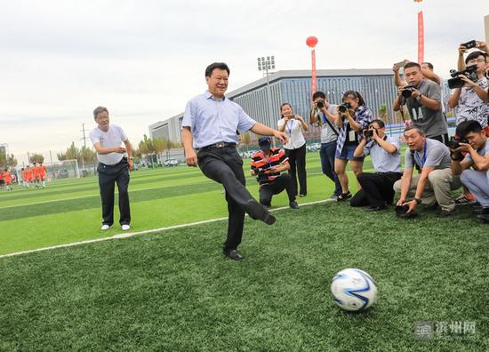 市委书记、市人大常委会主任为“滨城·亚光杯”青少年足球国际邀请赛开球(资料图)