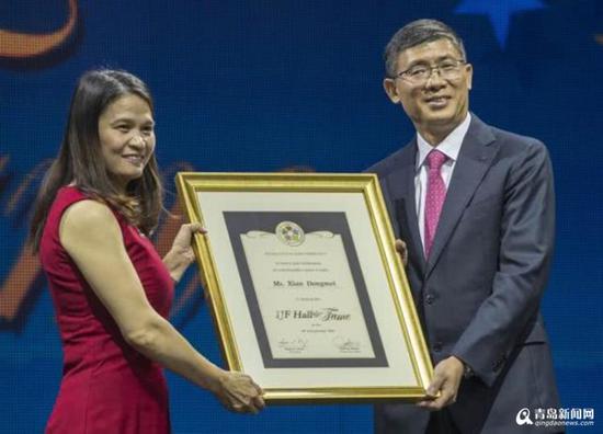 冼东妹接受荣誉证书。