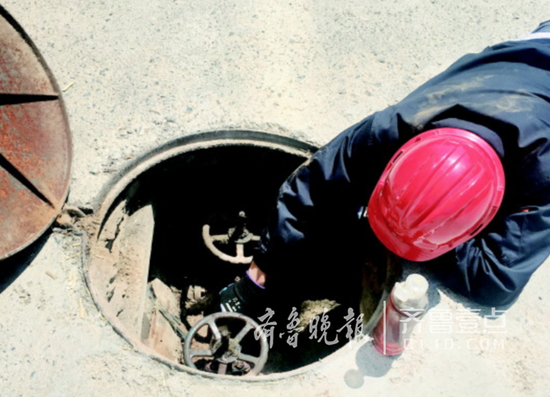 5日,供熱巡檢服務工正在對閥門進行保養(yǎng)。