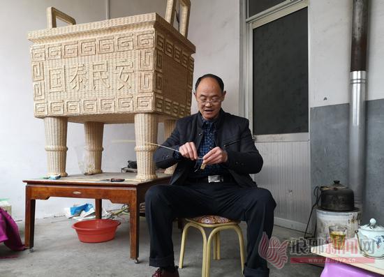 柳編匠人解修學創作“誠信金鼎”為祖國改革開放40周年獻禮。