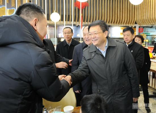 2月4日，市委书记佘春明，市委副书记、市长宇向东到中裕食品调研时和就餐市民亲切聊天。