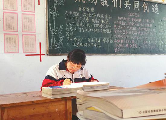 6日,黃業慧在教室學習。 記者丁國彬 攝