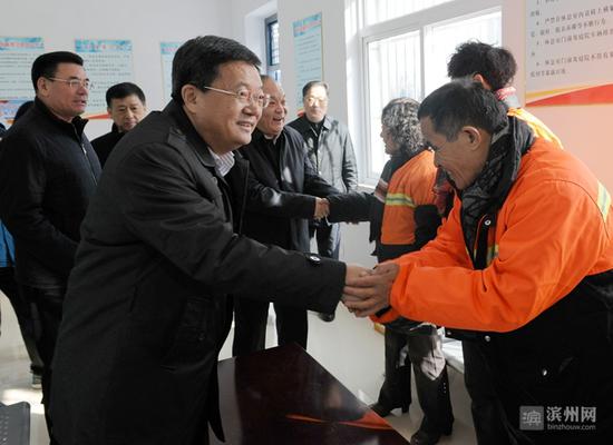 2月4日，市委书记佘春明，市委副书记、市长宇向东看望节日期间值班的环卫工人。