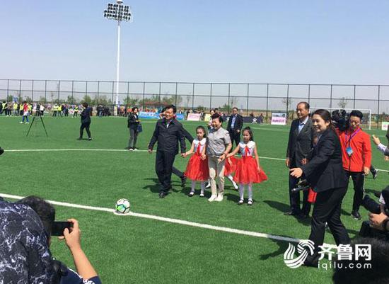 濱州市委書記、市人大常委會主任張光峰與出席開幕式的領導共同為本屆聯賽開球