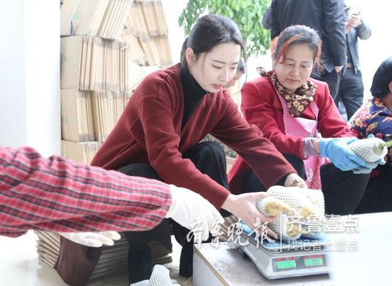 “蘿卜姑娘”李若瑜與村民一起勞動