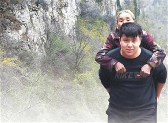 殷小康背奶奶爬山