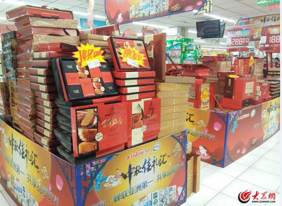 9月18日上午，济南银座超市内中秋月饼正在大促销，月饼价格亲民