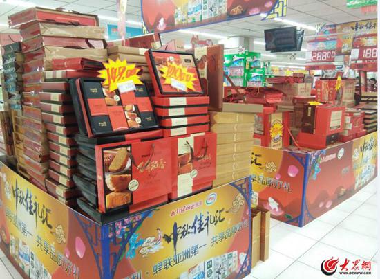 9月18日上午,濟南銀座超市內中秋月餅正在大促銷,月餅價格親民