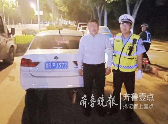 使用伪造驾照酒驾小轿车，巨野男子日前被交警罚款3000元，行政拘留20天。