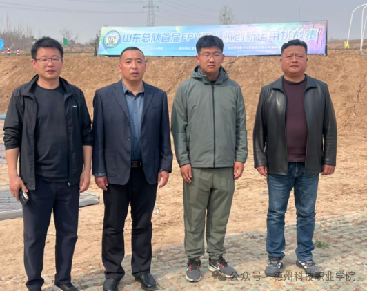 刘泽辛（右二）