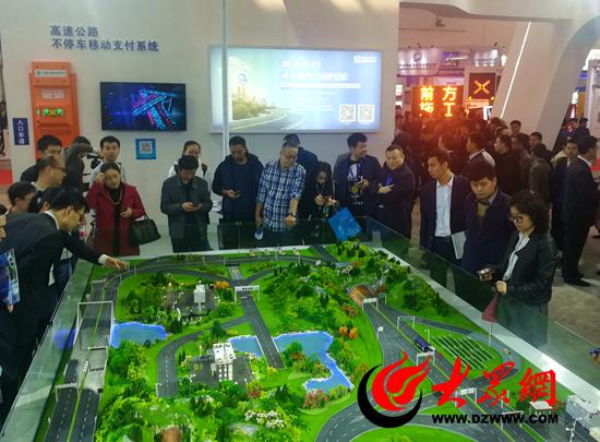 今天,第二十屆中國高速公路信息化研討會(huì)暨技術(shù)產(chǎn)品展示會(huì)在青島舉辦。現(xiàn)場,齊魯交通發(fā)展集團(tuán)帶來的“智慧高速”系列產(chǎn)品得到與會(huì)專家與參展市民的稱贊。(記者 王宗陽 攝)