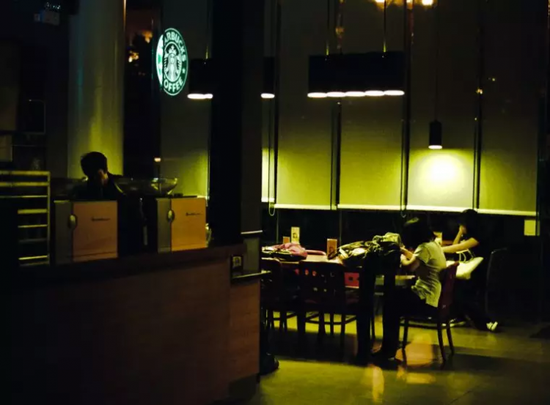 三班制的中班津贴为5元,大夜班津贴为6元