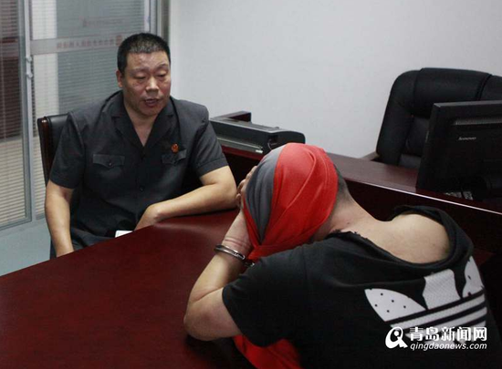 被執(zhí)行人畢某因害怕被曝光,用衣服遮住頭。