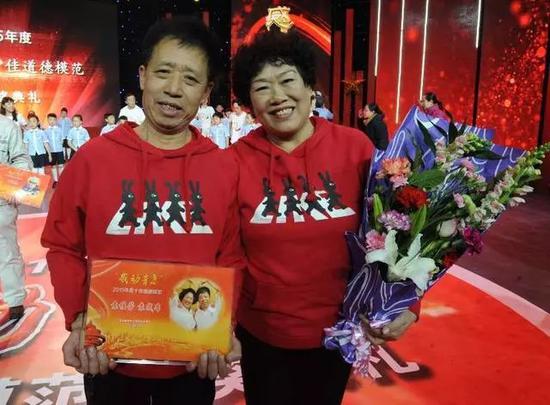 2012年,袁桂芳成為青島市“十佳微塵”和“十佳社區熱心人”。