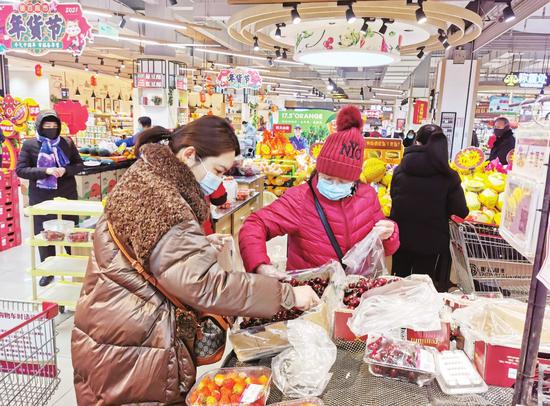 市民在超市购买水果。 记者石秀秀摄