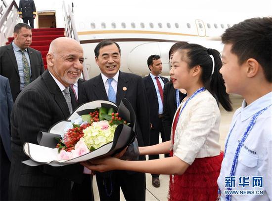 6月9日,上合组织观察员国阿富汗总统加尼抵达青岛。