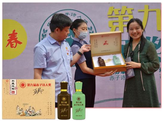 ▲ 古贝春集团党委副书记、诗人顾金栋为巫昂展示公司为活动定制的高档礼品套盒。