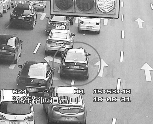 8月31日,北园高架济泺路下桥口一辆变道加塞的轿车被抓拍处罚。