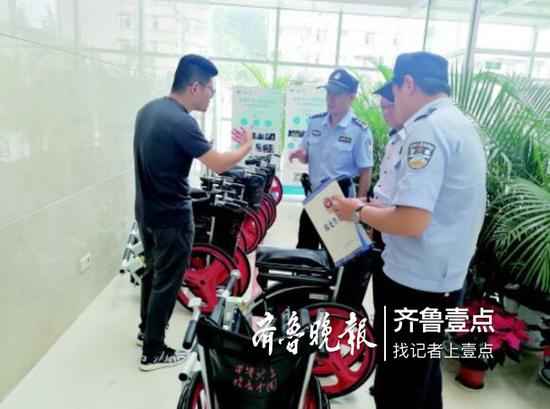 民警在医院里调查。