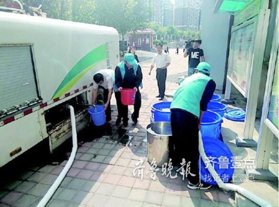 流動送水車為居民提供送水服務。