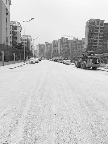 27日上午,济南东部锦屏家园一带雪花铺满了地面。网友供图