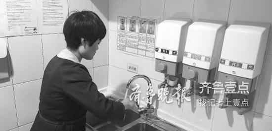 15日,济南一高星酒店工作人员在专门的清洗间内对客用水杯进行清洗消毒。