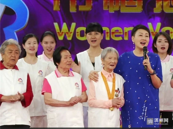 巾帼志愿服务活动宣传大使张凯丽与获奖人员合唱《爱的奉献》。
