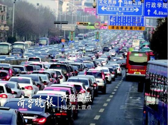晚高峰期間,經(jīng)十路上車流如織,兩側(cè)公交車道上比較暢通。(資料片)
