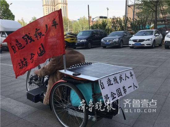 小小电动三轮车是他生活的住所